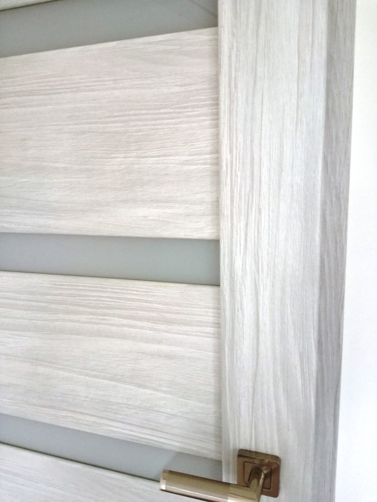 Průchod v novostavbě s dveřmi TOSA dub bělený